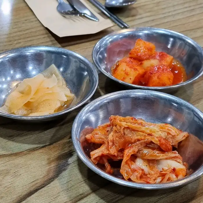 거북이식당의 정갈한 밑반찬 모습