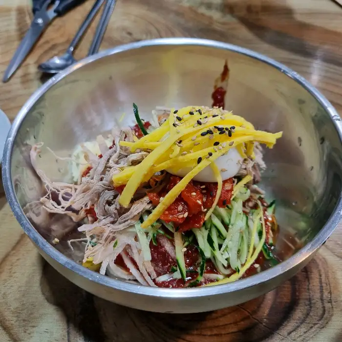 거북이식당의 푸짐한 비빔밀면