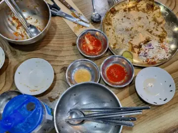 거북이식당의 돈까스와 밀면을 먹고 난 후의 테이블 풍경