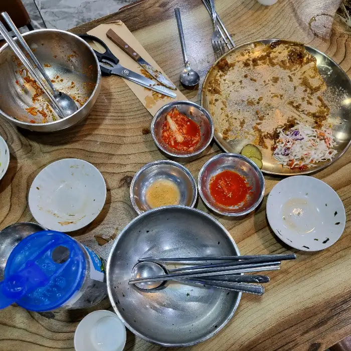 거북이식당의 돈까스와 밀면을 먹고 난 후의 테이블 풍경
