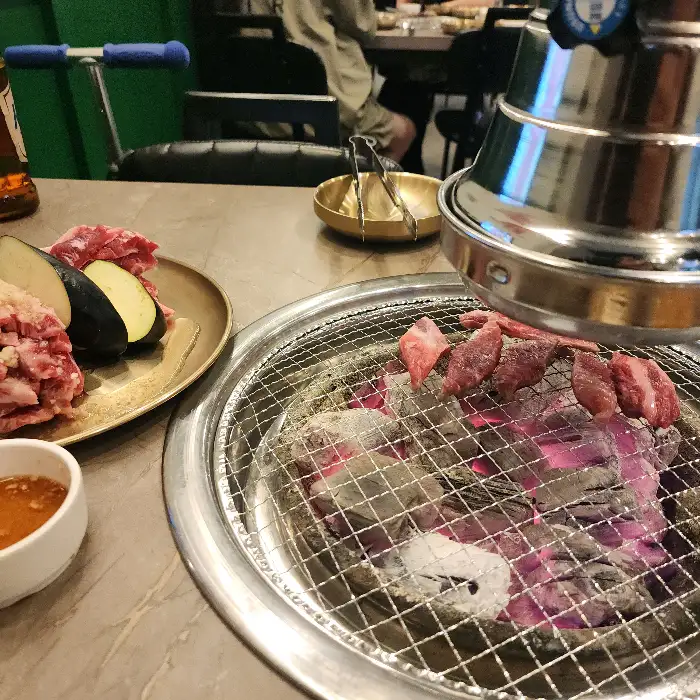 무등소갈비 전주혁신점의 숯불 위에서 구워지는 소갈비