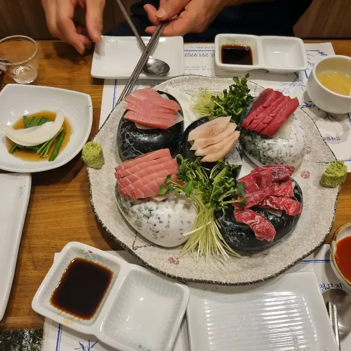 긴자참치 신선한 참치 모듬회 한 접시