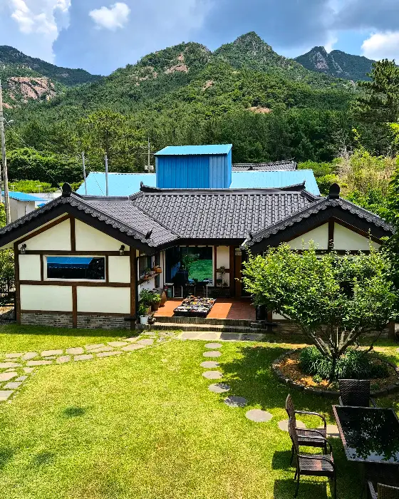 한옥 건물이 돋보이는 카페 전경