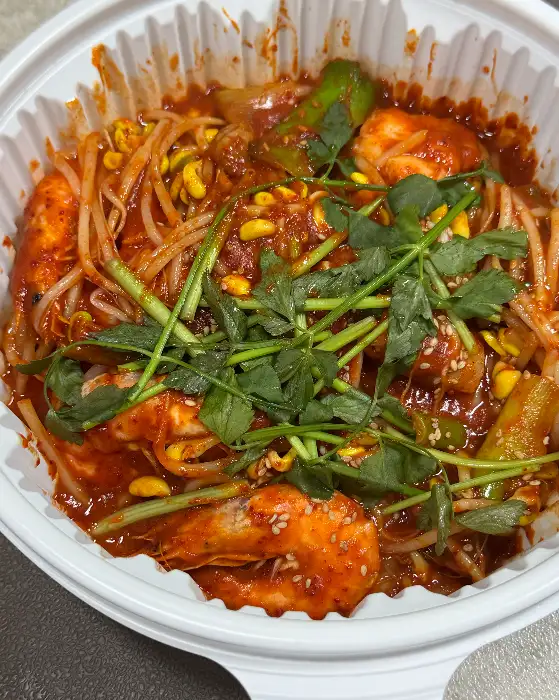 인생아구찜 은평점의 푸짐한 해물찜 구성
