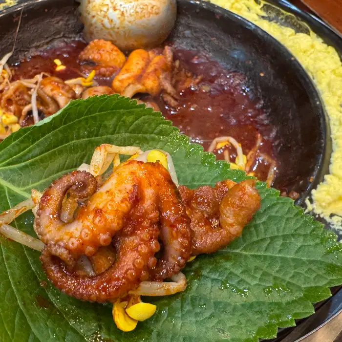 깻잎 위에 쭈꾸미를 올린 모습