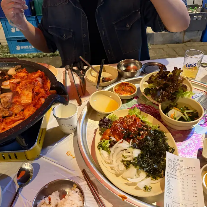 불티 삼산점의 푸짐한 고기와 쌈, 그리고 소주
