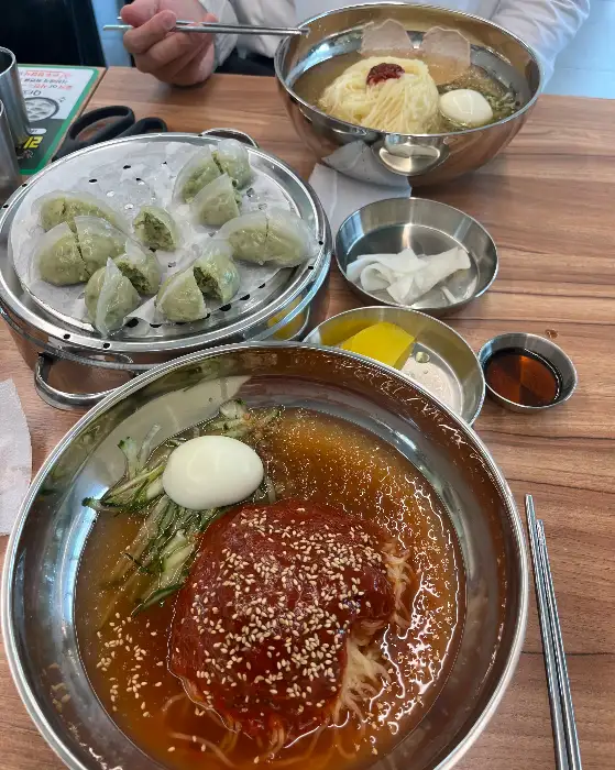 두 가지 종류의 밀면과 만두 세트