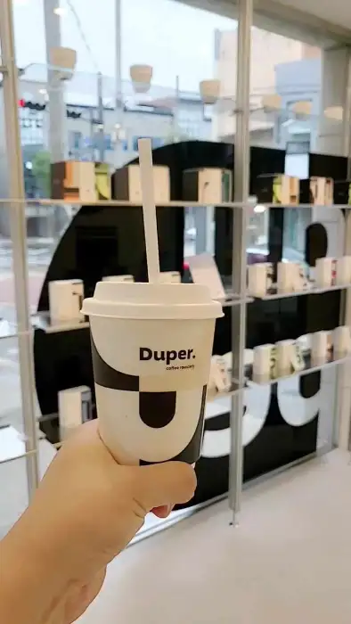 진열된 컵과 드립백
