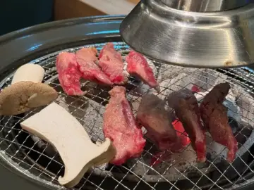 담가화로구이 전주아중점의 신선한 소고기가 화로 위에서 구워지는 모습