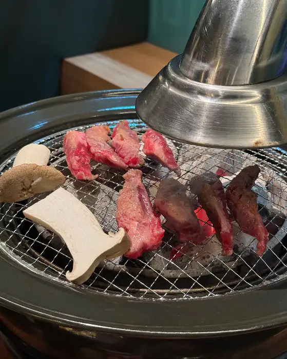 담가화로구이 전주아중점의 신선한 소고기가 화로 위에서 구워지는 모습