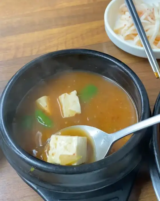 숟가락으로 뜨는 김이 모락모락 나는 된장찌개
