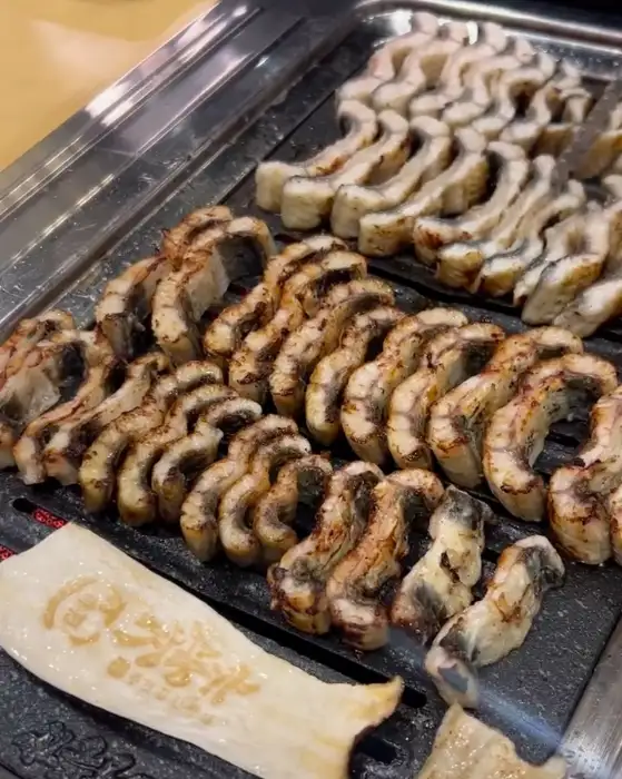 잘 구워져 나가는 장어의 모습