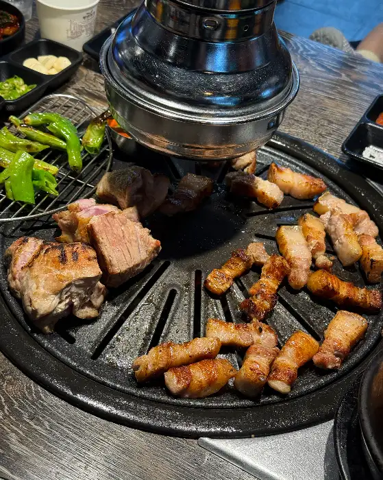 푸짐하게 차려진 삼겹살과 곁들임 메뉴