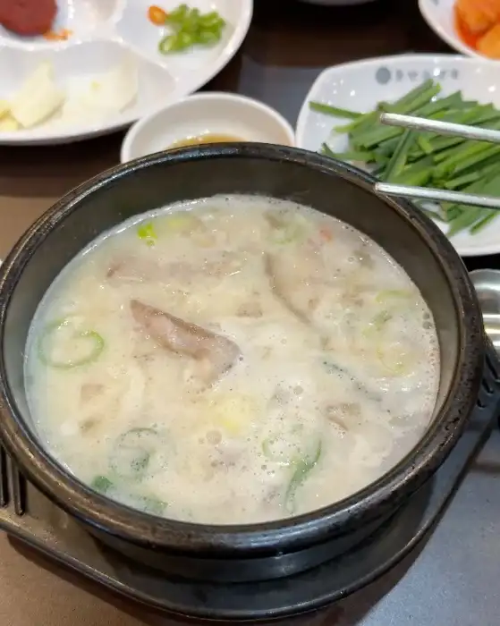 돌탄순댓국 경북도청점의 뽀얗고 진한 순대국밥 비주얼