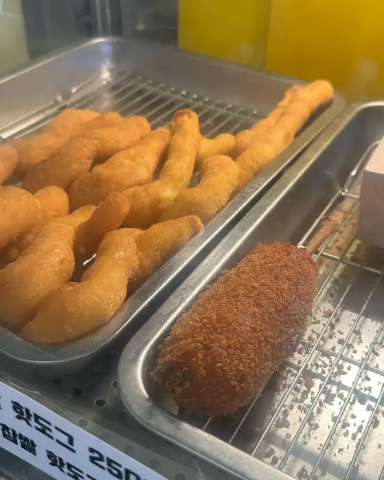 다양한 꽈배기와 고로케가 진열된 모습
