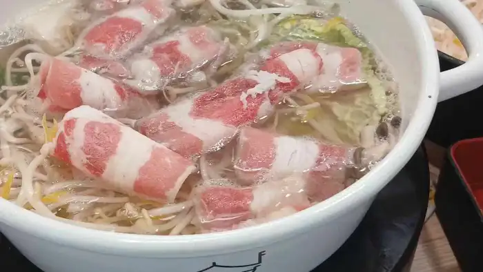 육수에 익어가는 샤브샤브 고기 사진