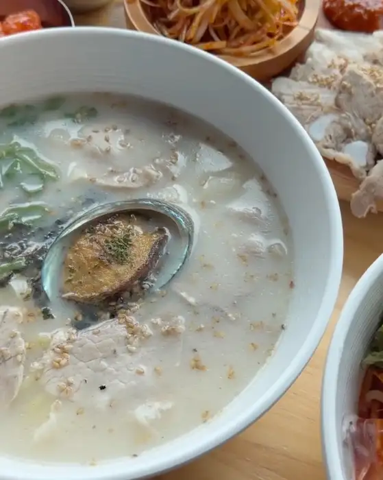 전복이 올라간 아침바다고기국수의 푸짐한 한 그릇