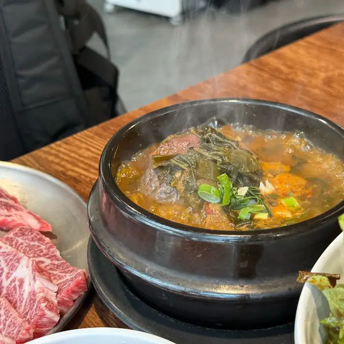 정갈하게 차려진 반찬들