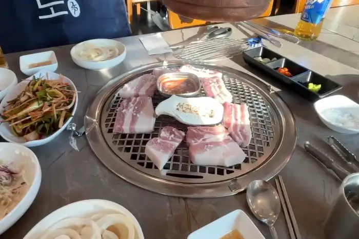 테이블 세팅된 다양한 반찬들