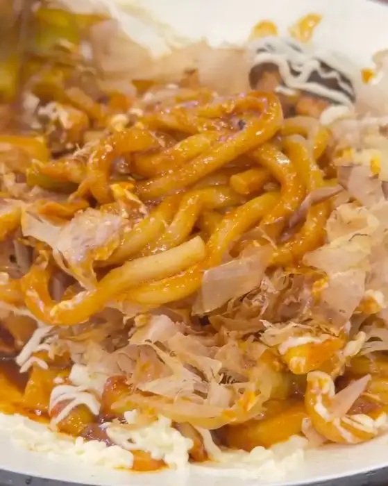 쭈꾸미와 가쓰오부시, 마요네즈가 어우러진 요리