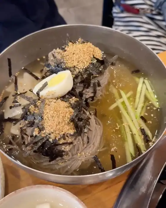 그릇에 담긴 시원한 춘천 막국수