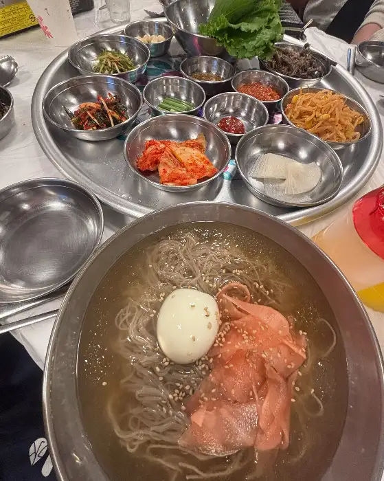 시원한 냉면과 다양한 곁들임 반찬