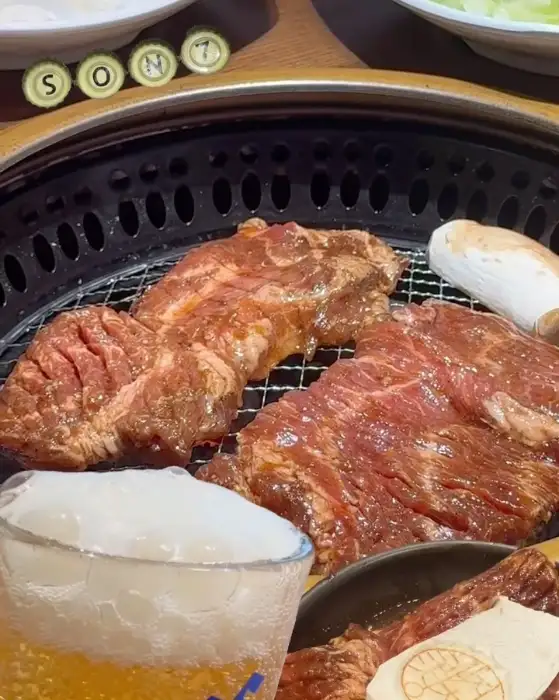 쾌지나칭칭 숯불 위에서 익어가는 돼지갈비와 맥주잔