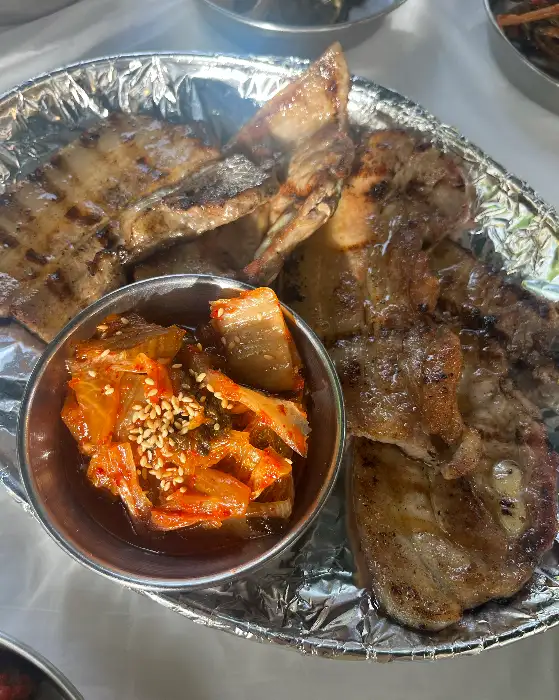 숯불에 구워진 흑돼지구이와 김치