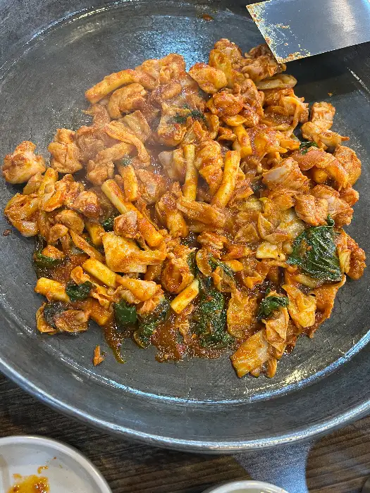 맛있게 볶아지고 있는 닭갈비 볶음밥