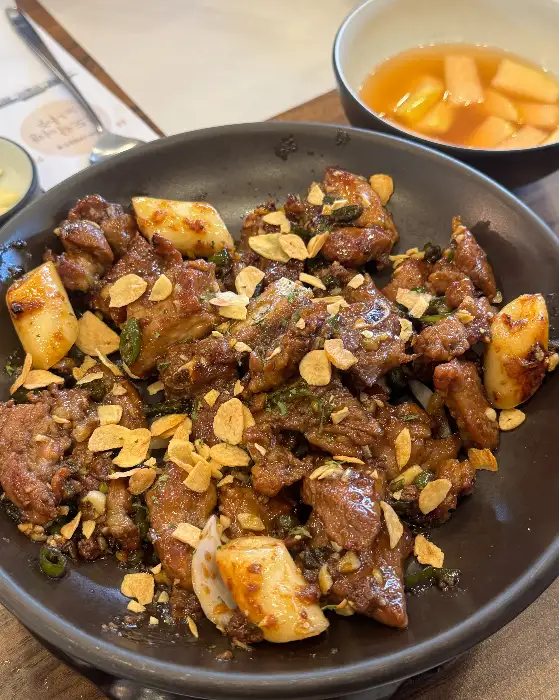 잘 구워진 마늘 갈비