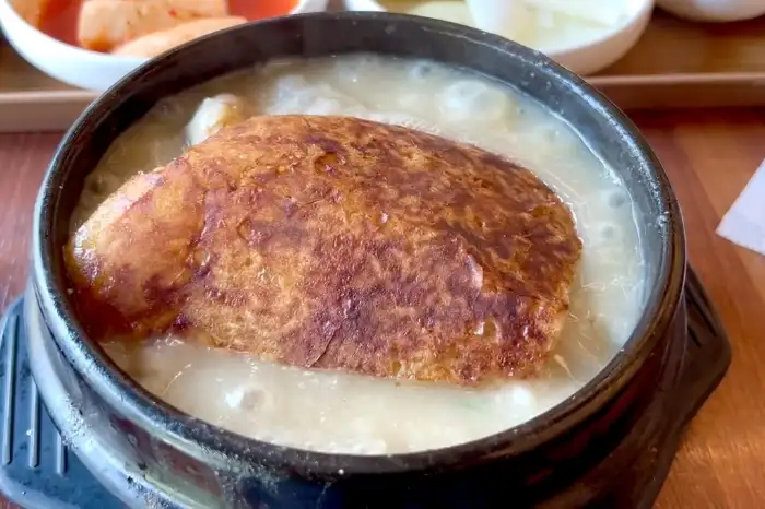 로로삼계탕 평택점의 진한 국물과 닭고기