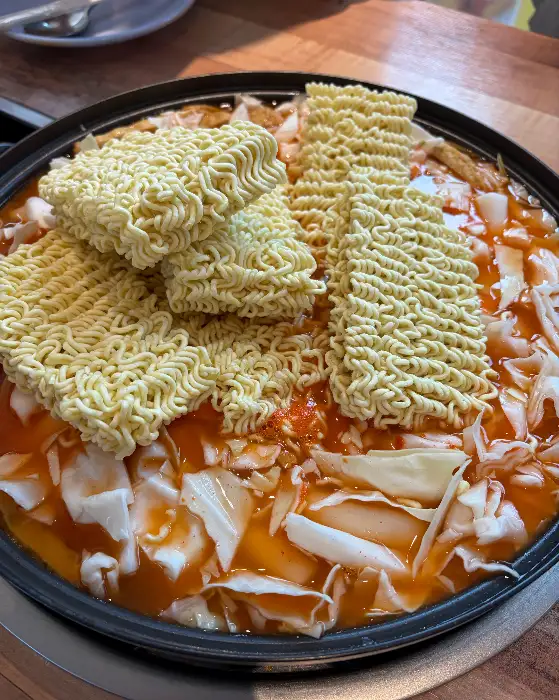 김이 모락모락 나는 푸짐한 즉석 떡볶이