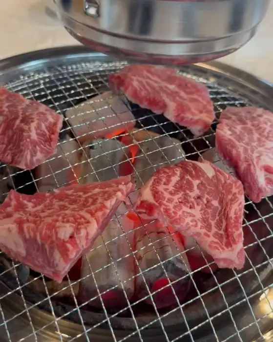 불판 위에서 익어가는 찐배네꽃갈비 천안불당점의 꽃갈비살