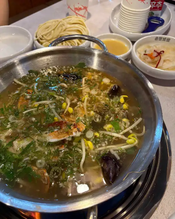 해물이 푸짐하게 들어있는 손정보쌈의 해물 칼국수 전골