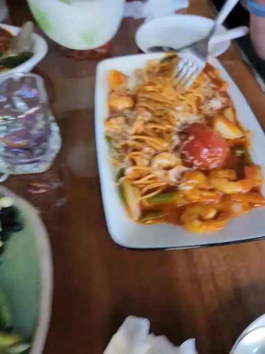 해산물이 듬뿍 들어간 토마토 파스타