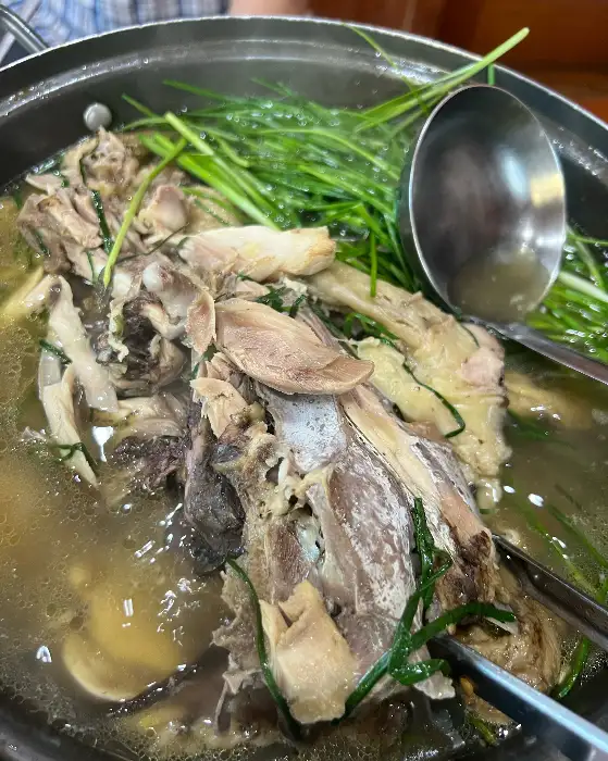 백숙의 쫄깃한 오리 다리살