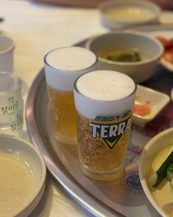 시원하게 맥주가 담긴 두 잔의 맥주잔