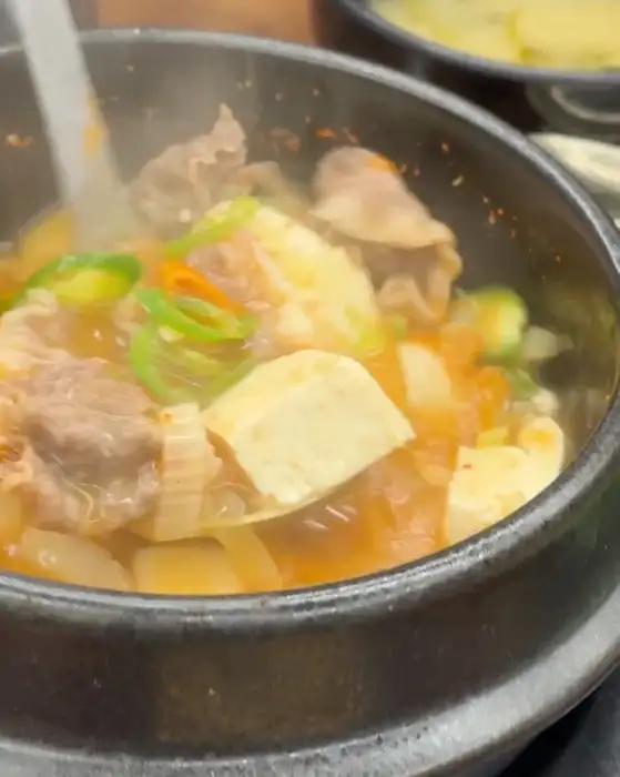 김치찌개와 함께 나온 소고기