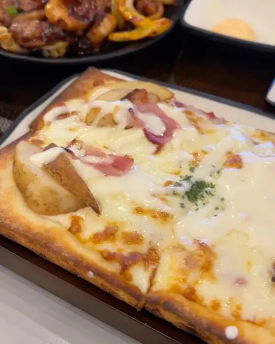 치즈가 듬뿍 올라간 고르곤졸라 피자