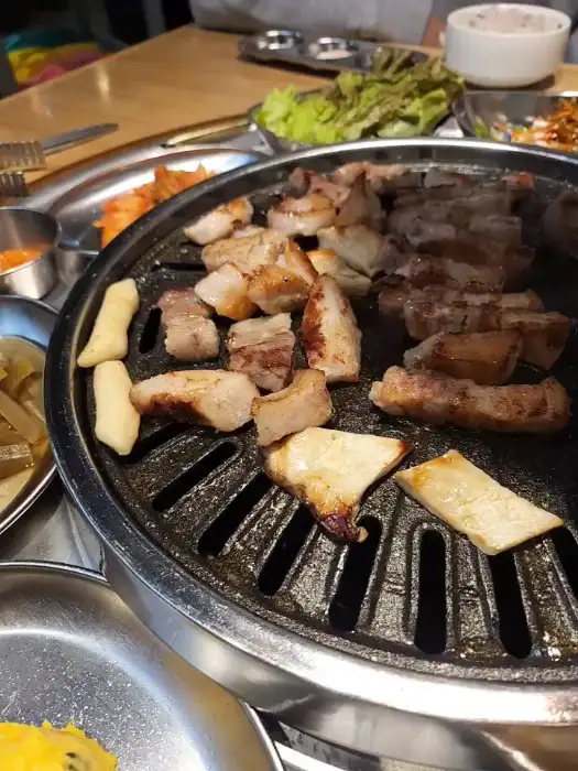 쟁반집8292 화성향남점에서 맛있게 익어가고 있는 삼겹살