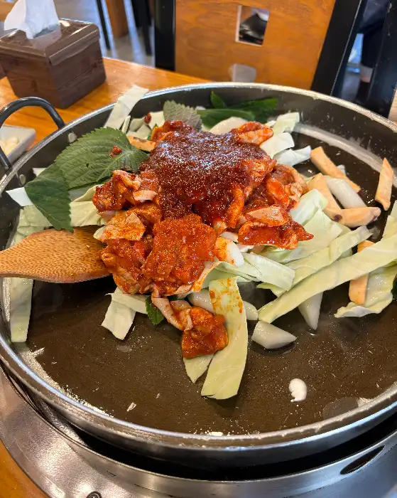 춘천명물닭갈비 철판 위에 볶아지고 있는 닭갈비와 채소