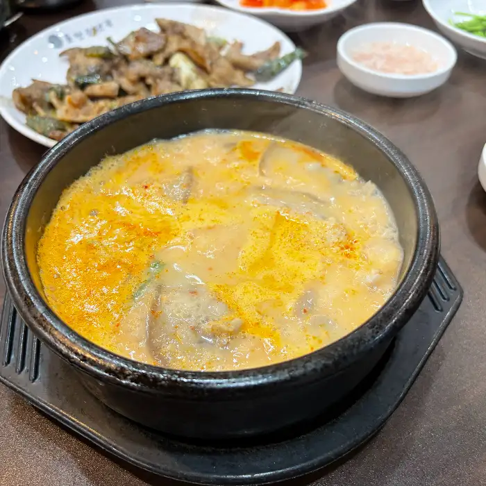 석쇠 돼지 구이의 먹음직스러운 모습
