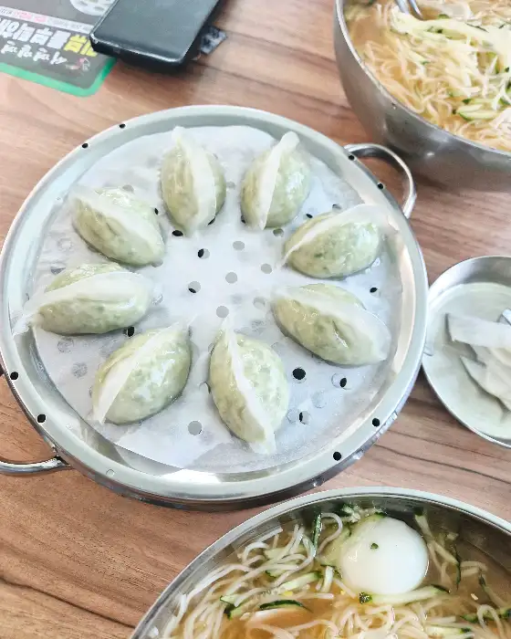 한 접시에 담긴 넉넉한 양의 만두