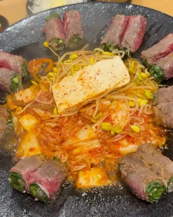 아수라 남포점의 고기말이와 볶은 김치