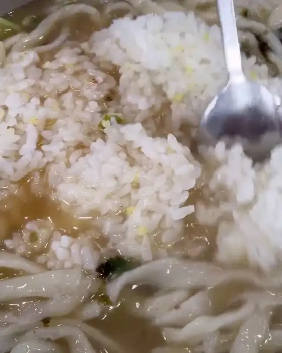 밥 말아먹는 모습