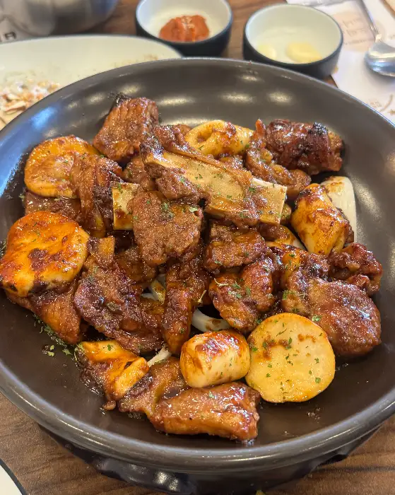 다양한 종류의 갈비가 담긴 접시