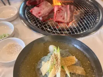 불판 위에서 맛있게 익어가는 찐배네꽃갈비 천안불당점의 두툼한 꽃갈비