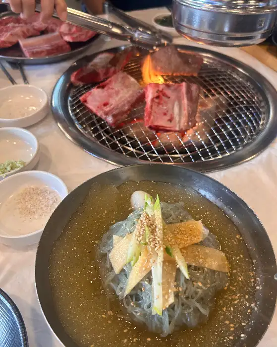불판 위에서 맛있게 익어가는 찐배네꽃갈비 천안불당점의 두툼한 꽃갈비