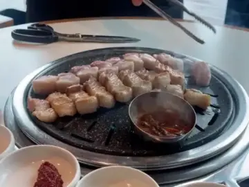 고이정 애월흑돼지 보리짚불구이의 먹음직스러운 흑돼지 구이