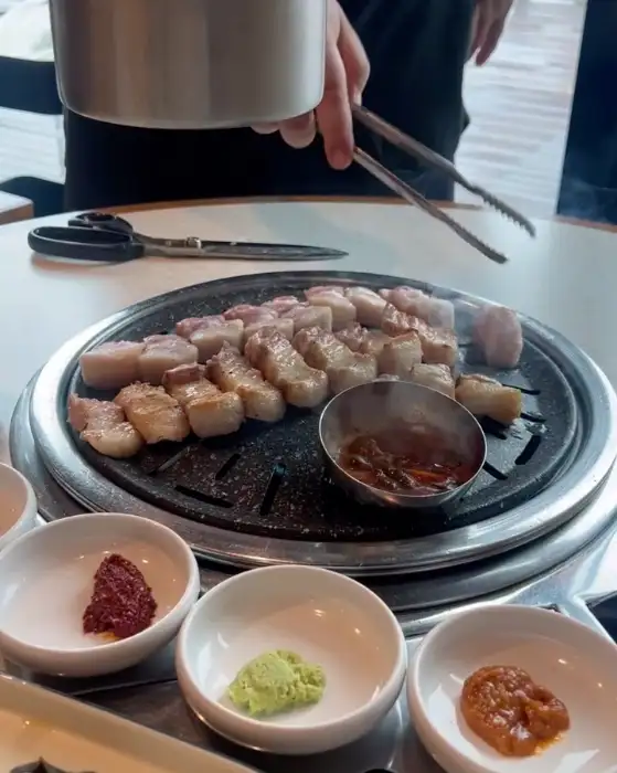 고이정 애월흑돼지 보리짚불구이의 먹음직스러운 흑돼지 구이